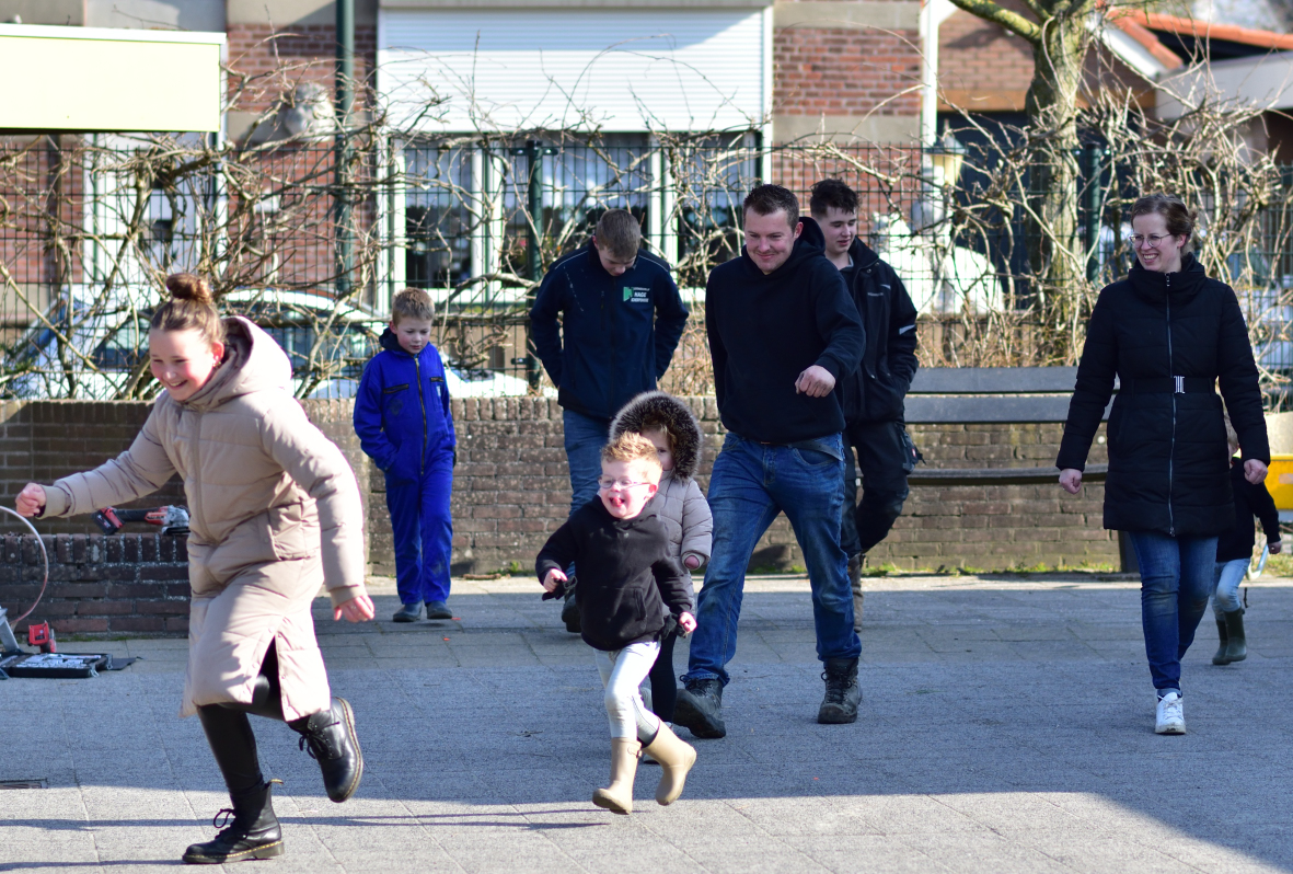 Deelnemers NL Doet arriveren met goede zin!